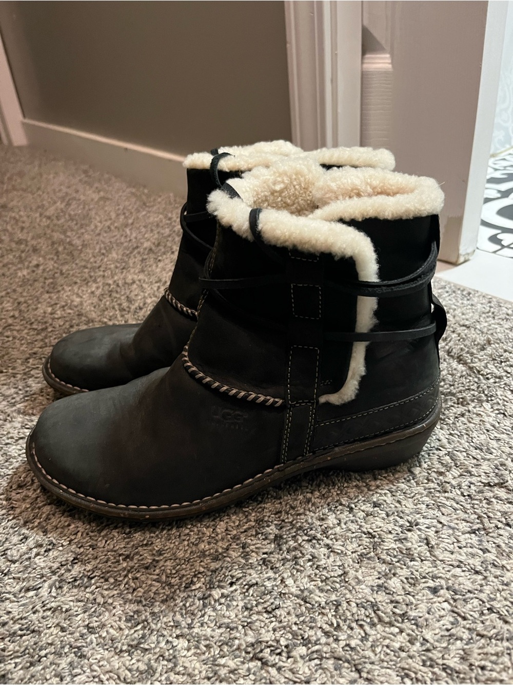 Ugg La Jolla Black Fur Lined Boots Women’s 10